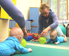 Terapianurkan palveluihin kuuluu vauvojen fysioterapia, kuvassa vauva ryömimässä pallon perässä lattialla