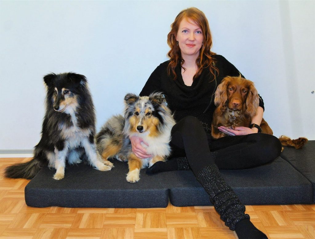 Terapianurkan eläinavusteinen terapia, kuvassa terapeutti kolmen koiran kanssa