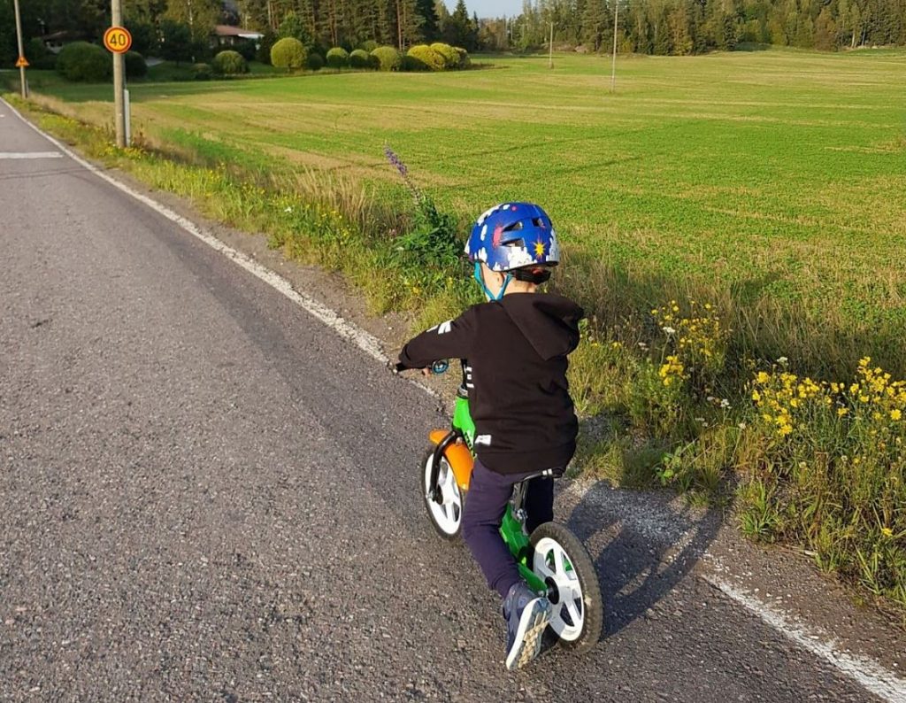 Terapianurkan fysioterapian palvelut lapsille, kuvassa lapsi pyöräilemässä maantiellä